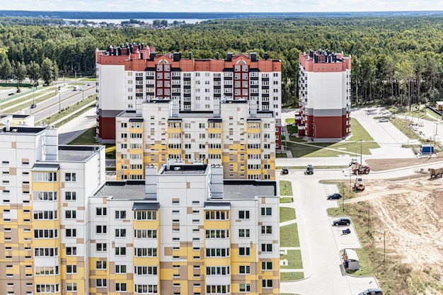 Quartier résidentiel moderne à plusieurs étages. Prêt hypothécaire pour une jeune famille. Biélorussie. Soligorsk.
