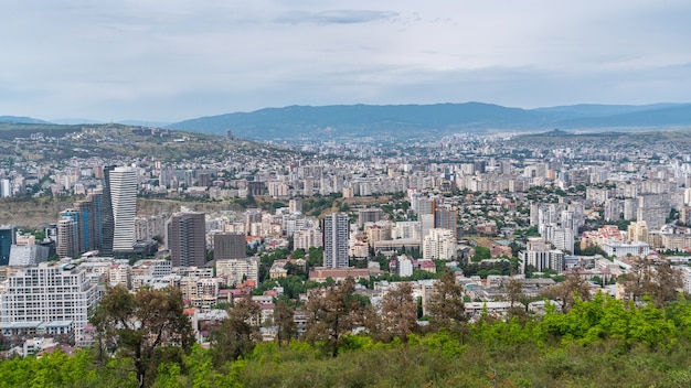 Quartier résidentiel de Tbilissi avec des immeubles à plusieurs étages