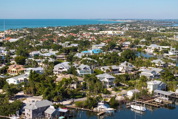 Photo quartier riche avec des maisons de vacances chères à boca grande petite ville sur l'île de gasparilla dans le sud-ouest de la floride riche quartier résidentiel au bord de l'eau