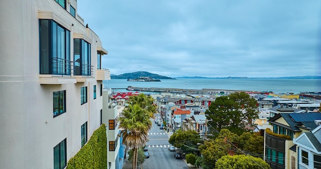 Le quartier de San Francisco avec l'île d'Alcatraz vue aérienne de la baie CA