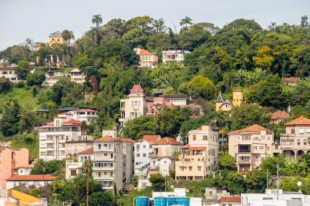 Quartier de santa teresa vu du centre-ville de rio de janeiro au brésil.