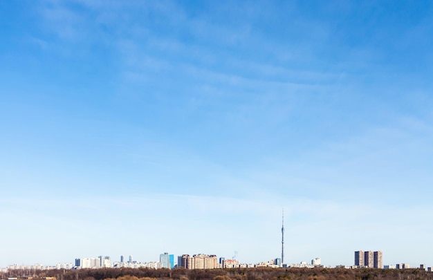 Quartier urbain sous ciel bleu au début du printemps