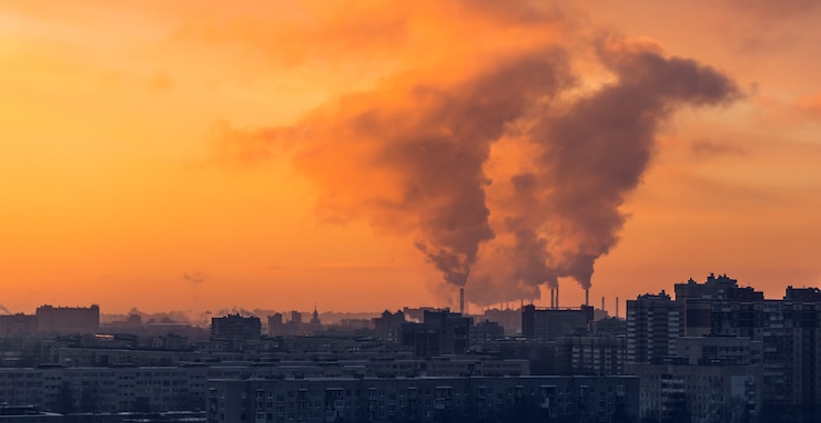 Photo quartier de la ville au coucher du soleil en hiver. usine industrielle sur fond