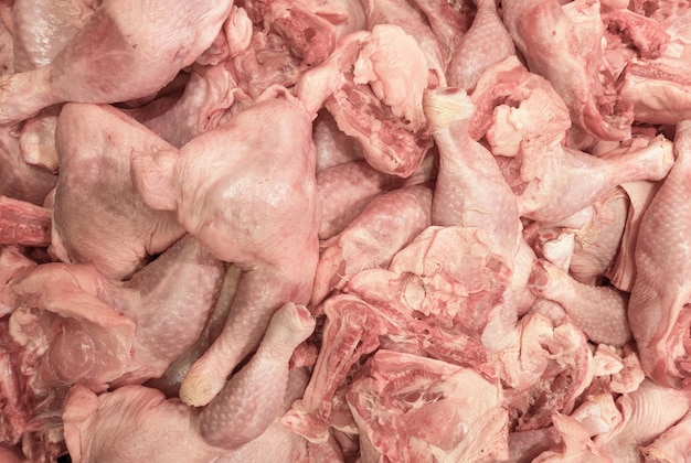 Photo des quartiers de jambes de poulet crues sur le comptoir du magasin