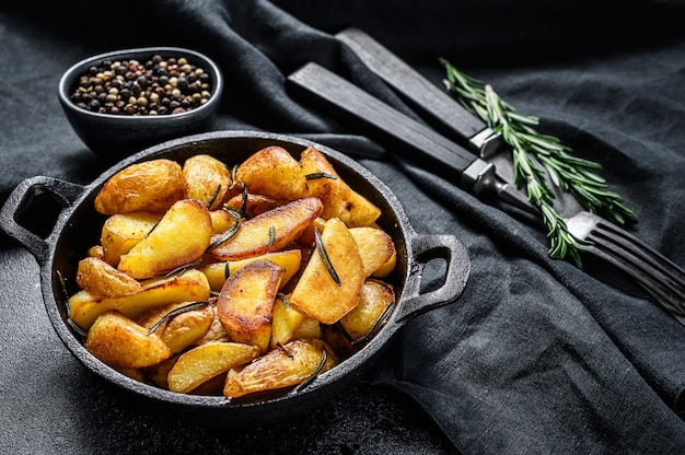 Quartiers de pommes de terre rôties aux herbes et romarin