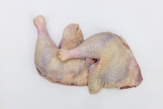 Quarts de jambe de poulet crus sur un fond blanc isolé