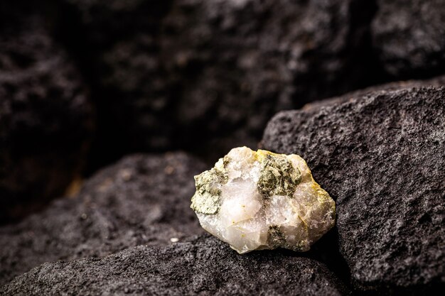 Quartz d'argent avec de l'or, concept d'exploitation minière et d'extraction minérale