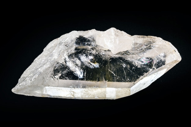 Le quartz est le deuxième minéral le plus abondant sur terre. Il a une structure cristalline trigonale composée de tétraèdres de silice, où chaque oxygène est divisé entre deux tétraèdres.