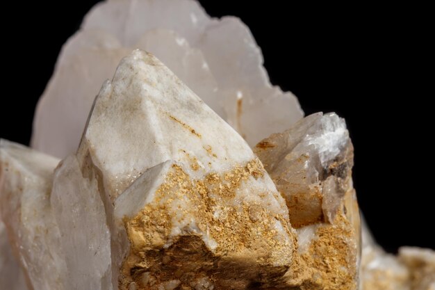 Quartz de neige de pierre minérale de macro avec la calcite sur un fond noir