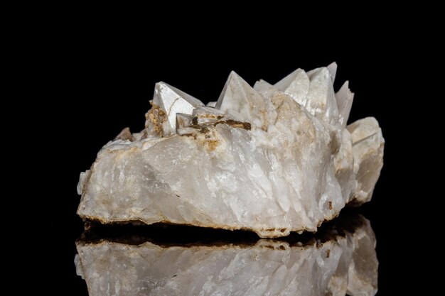 Quartz de neige de pierre minérale de macro avec la calcite sur un fond noir