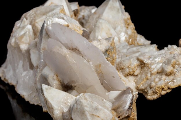 Quartz de neige de pierre minérale de macro avec la calcite sur un fond noir