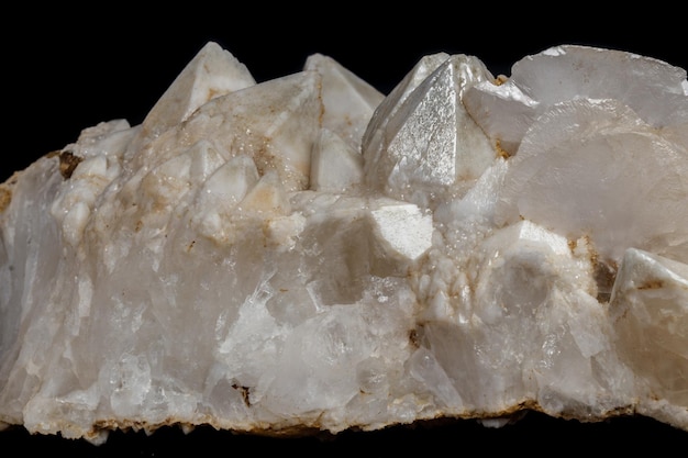 Quartz de neige de pierre minérale de macro avec la calcite sur un fond noir