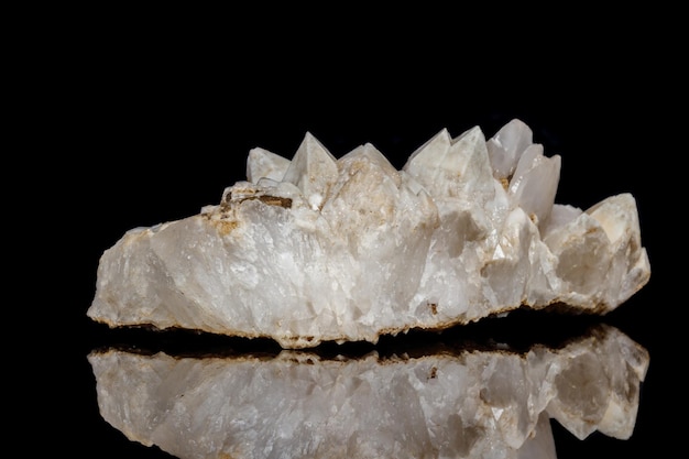 Quartz de neige de pierre minérale de macro avec la calcite sur un fond noir