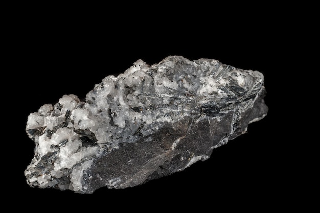 Quartz de stibine de pierre minérale de macro sur un fond noir