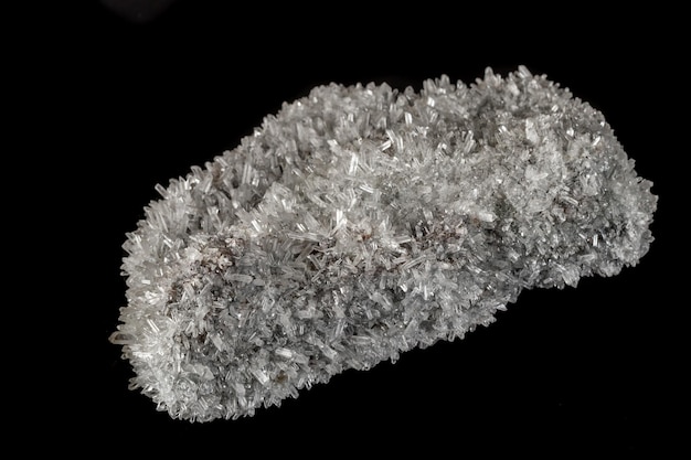 Quartz de sulfite de pierre minérale de macro sur un fond noir