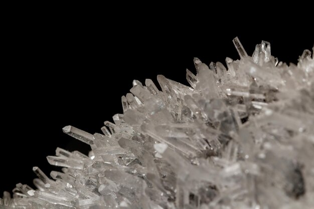 Quartz de sulfite de pierre minérale de macro sur un fond noir