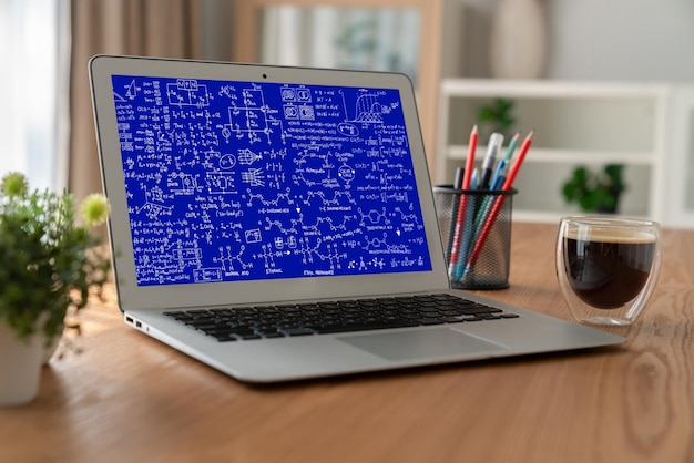 Équations mathématiques et formule à la mode sur écran d'ordinateur