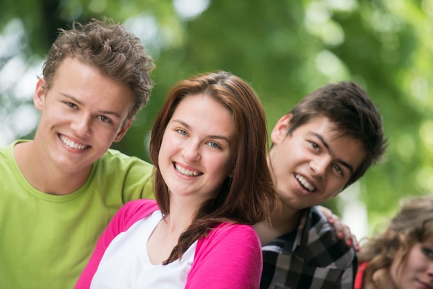 Photo quatre adolescents souriants