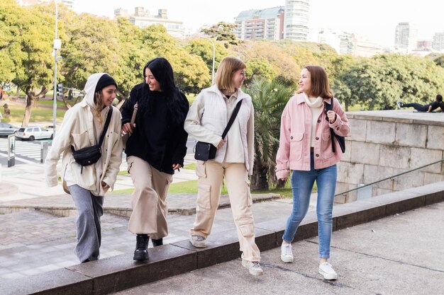 Photo quatre amies multiraciales diplômées d'université