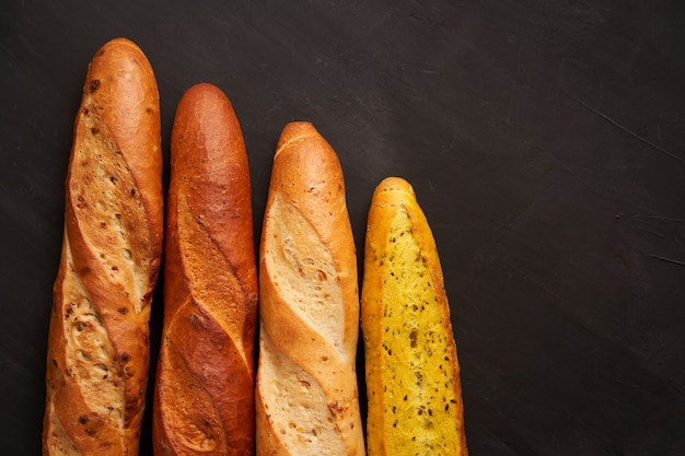 Quatre baguettes françaises croustillantes