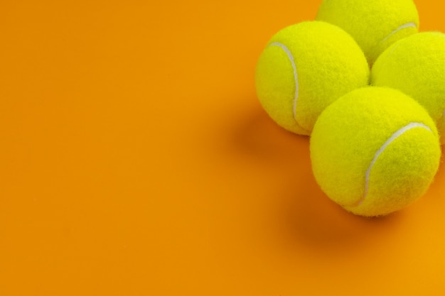 Quatre balles de tennis