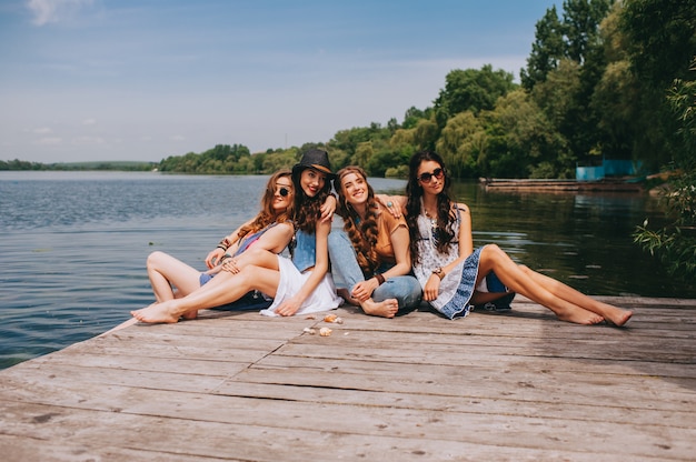 quatre belles amies sur le quai