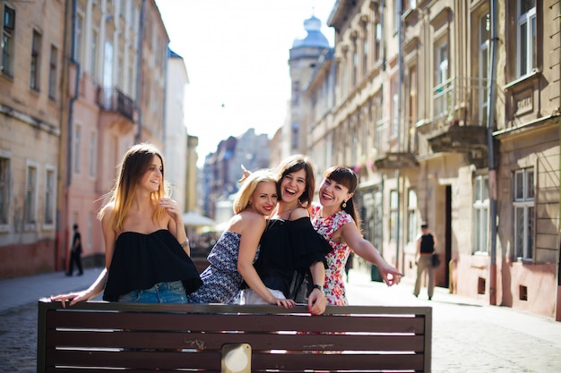 Quatre belles filles posant devant la ville