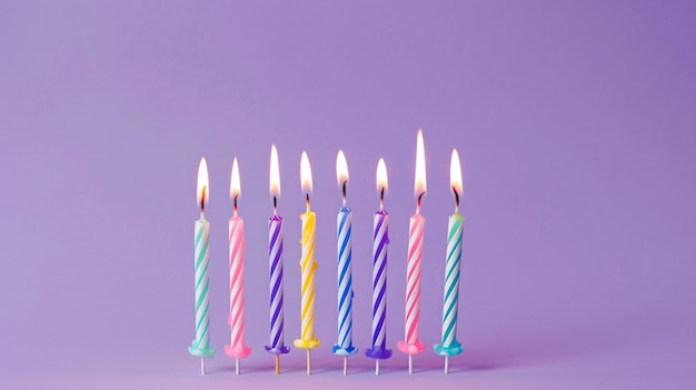quatre bougies éclairées de différentes couleurs