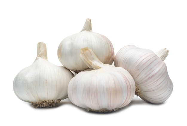 Quatre bulbes d'ail blanc frais en pile isolés sur fond blanc avec un tracé de détourage