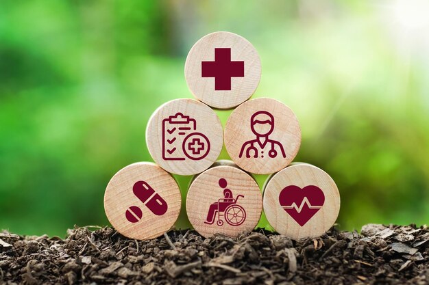 Photo quatre cercles en bois avec différents symboles comme un médecin, un cœur, un cœur, un cœur, un cœur et un stéthoscope.