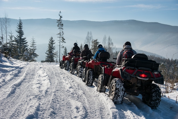 Quatre conducteurs de VTT sur des quads tout-terrain