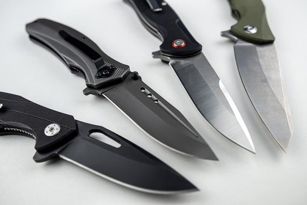 quatre couteaux Karambit isolés sur l'arme blanche concept militaire