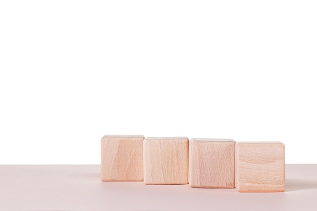 Quatre cubes en bois sur fond blanc