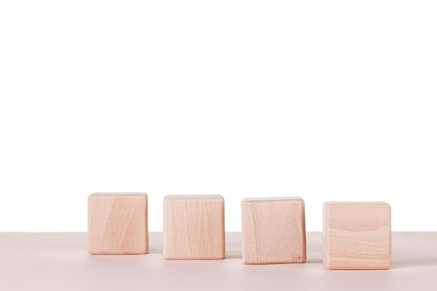 Quatre cubes en bois sur fond blanc