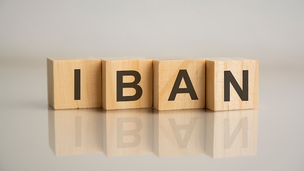 Quatre cubes en bois avec les lettres IBAN. Concept de marketing d'entreprise.