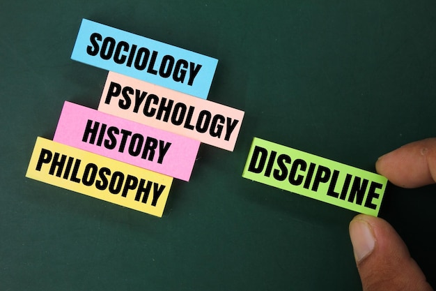 Photo les quatre disciplines de base sont la sociologie éducative, la psychologie, l'histoire et la philosophie.