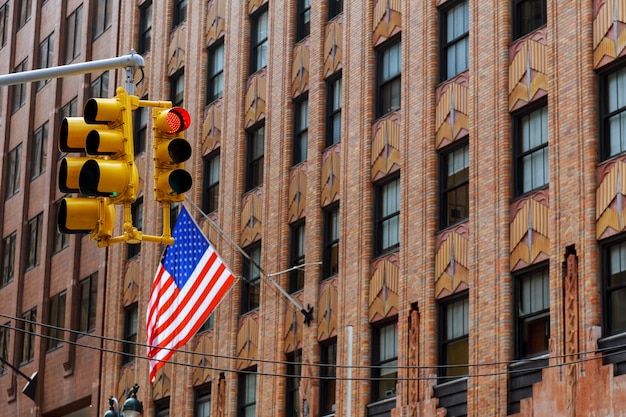Quatre drapeaux américains agitant un bâtiment à New York