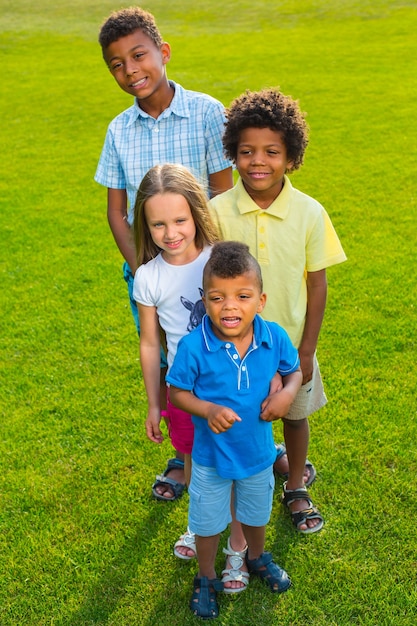 Quatre enfants sur la clairière.