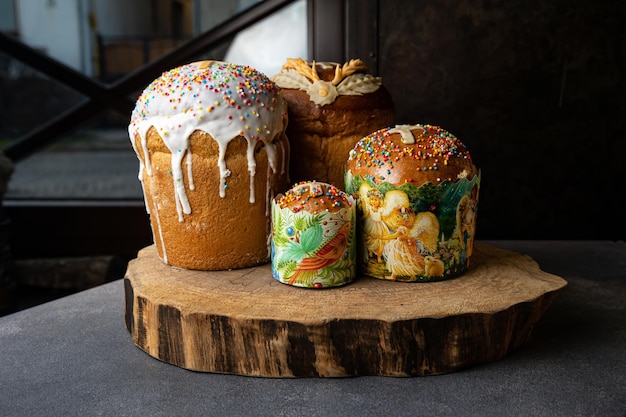 quatre gâteaux de pâques avec des pépites et une croix sur le dessus