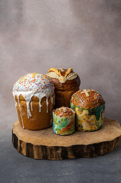 quatre gâteaux de pâques avec des pépites et une croix sur le dessus