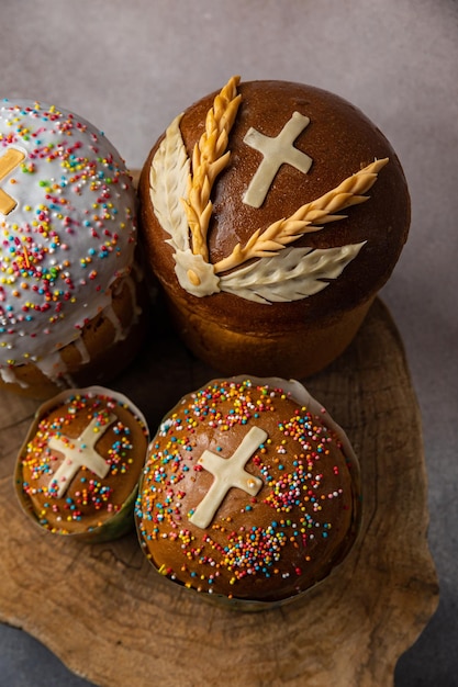 quatre gâteaux de pâques avec des pépites et une croix sur le dessus