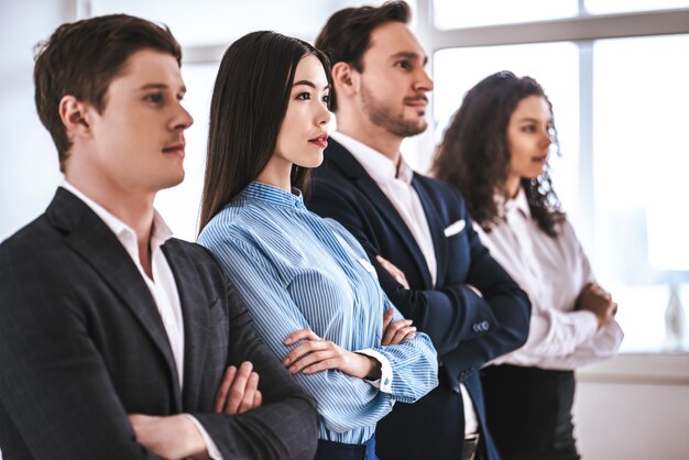 Les quatre hommes d'affaires debout dans le bureau