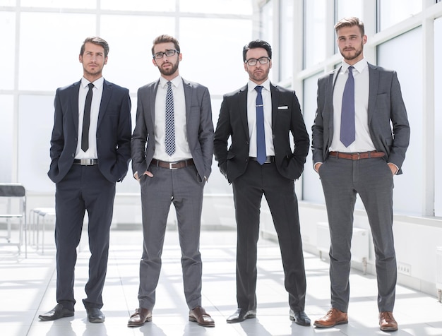 Quatre hommes d'affaires debout ensemble photo avec espace de copie