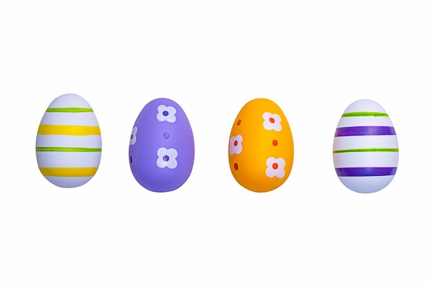 Quatre oeufs de Pâques multicolores disposés verticalement isolés sur fond blanc