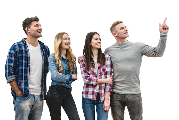 Les quatre personnes heureuses se tiennent sur le fond blanc