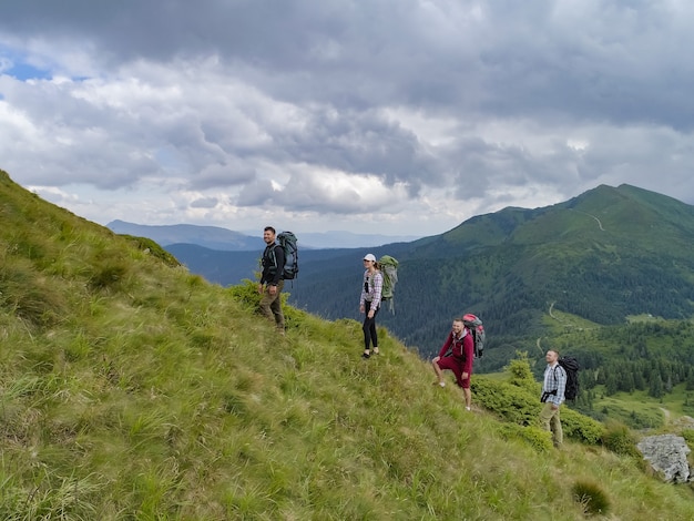 Les quatre personnes marchant sur la montagne