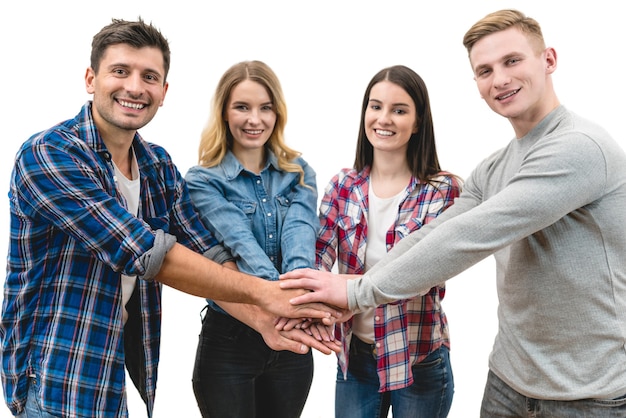 Les quatre personnes se tiennent la main sur le fond blanc