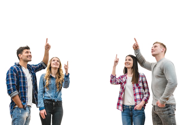 Les quatre personnes souriantes font un geste sur le fond blanc