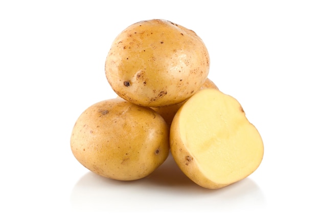 Quatre pommes de terre isolé sur fond blanc