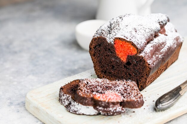 Quatre-quarts à la vanille avec des coeurs rouges, dessert pour la Saint-Valentin